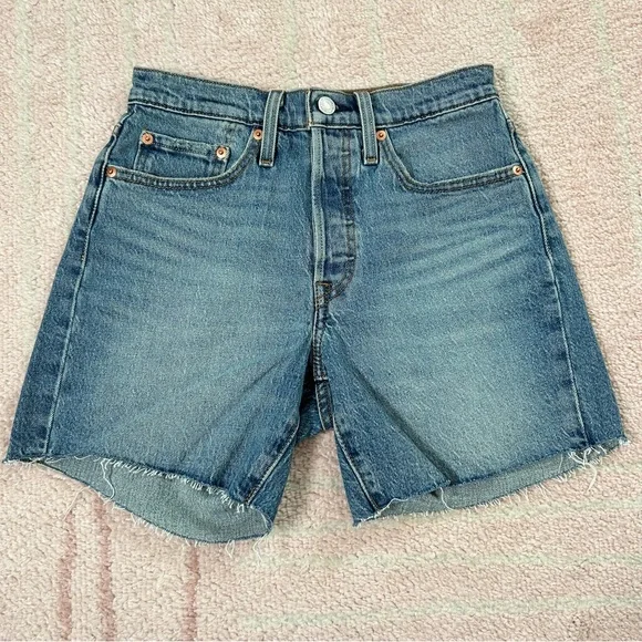 NWOT Levi's 501 Mid Thigh Denim Shorts Button Fly Raw Hem Size 26 - Picture 1 of 11